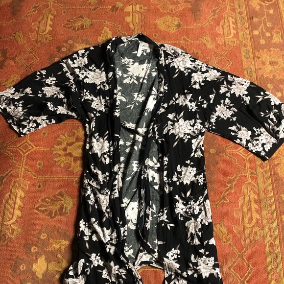 Spiritual Gangster Black Floral Kimono - Picture 2 of 4